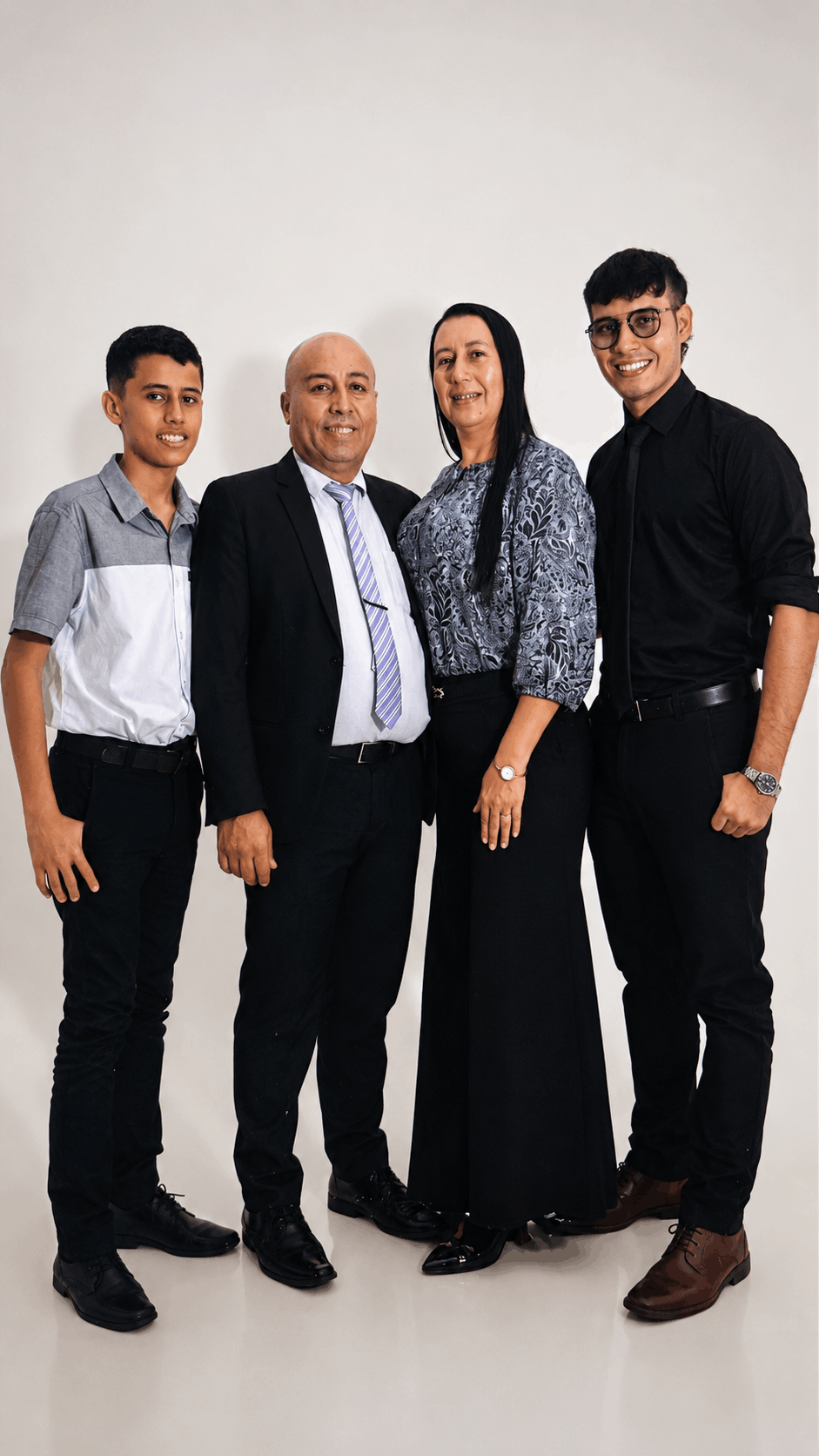 Familia cristiana estudiando y compartiendo la Palabra de Dios